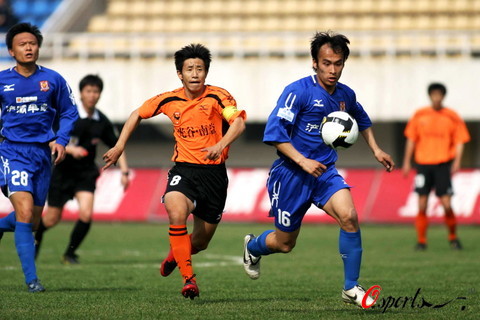 超远三分命中，全队抱头（超远三分轰进，队友齐抱头）