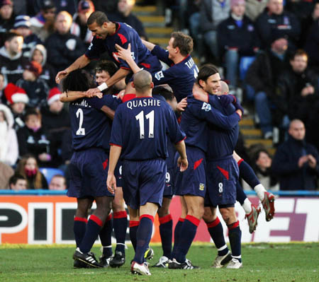 活塞逆转击败开拓者，坎宁安和邓罗关键表现助力取胜，展现强大韧性。（活塞逆袭擒下开拓者，坎宁安与邓罗关键时刻发力，韧性尽显）