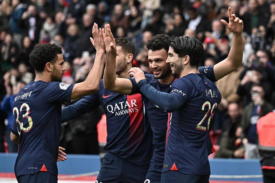 早报：上海双雄末轮争冠？这集我看过……（晨报：沪上双雄末轮争冠，又是熟悉的剧情）