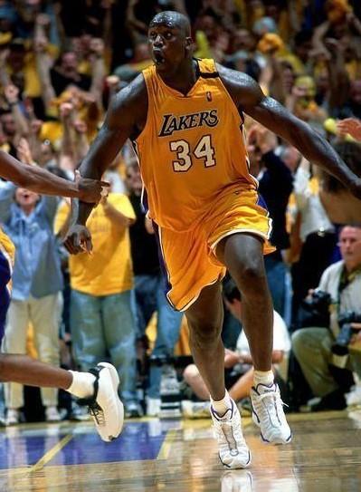 用冠军告别！雷速海报：布斯克茨&阿尔巴完成最后一舞，正式退役（以冠军谢幕！雷速海报：布斯克茨与阿尔巴上演最后一舞，正式挂靴）