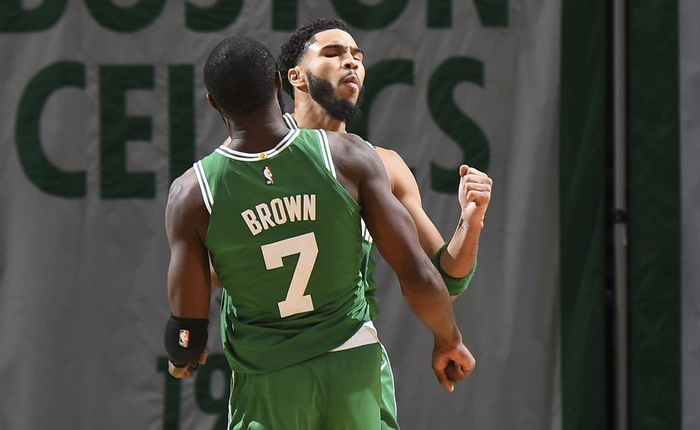 萨拉赫无缘利物浦欧冠名单，斯洛特称俱乐部必须作出回应；此前萨拉赫因未首发炮轰球队（萨拉赫落选利物浦欧冠名单，斯洛特称俱乐部须作出回应；其此前因未获首发曾公开抨击球队）