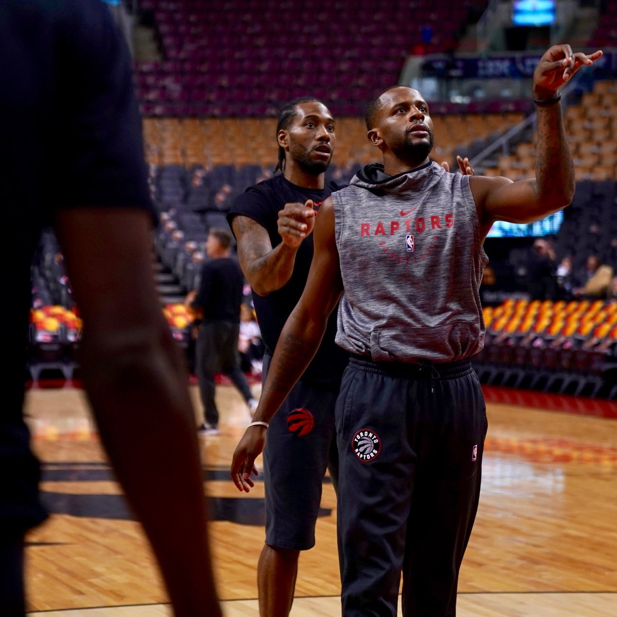 阿尔维斯再度现身宗教场合，拿起麦克风向信徒们传教（阿尔维斯再现宗教活动现场，手持麦克风向教众布道）