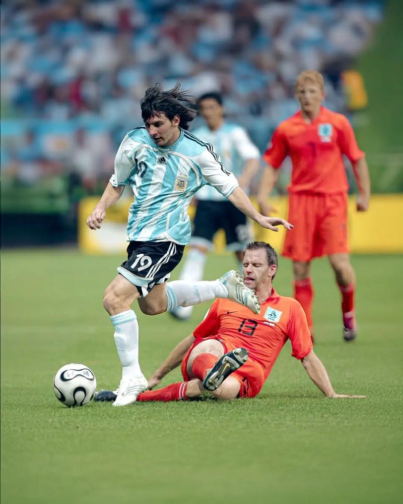 图片报：阿德耶米续约只接受加入解约条款，金额或达8000万欧（德媒：阿德耶米续约仅接受含解约金条款，数额或达8000万欧）